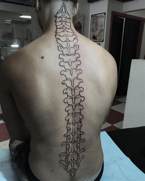 Tatouage colone vertebrale